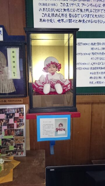 北海道石狩旅おすすめスポット　弁華別小学校　青い目の人形